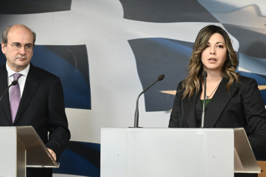 Η υπουργός Κοινωνικής Συνοχής και Οικογένειας Σοφία Ζαχαράκη και ο υπουργός Εθνικής Οικονομίας και Οικονομικών Κωστής Χατζηδάκης